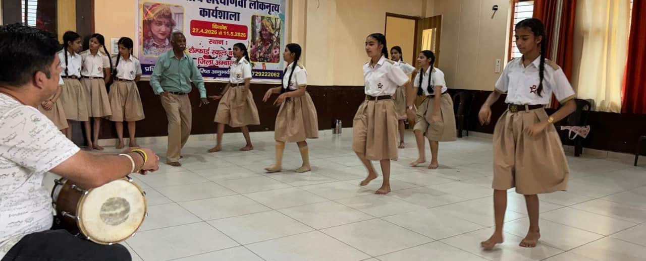 हरियाणवी लोकनृत्य कार्यशाला की बारियों के बारे में छात्राओं को जानकारी देते प्रशिक्षक बुद्धराम