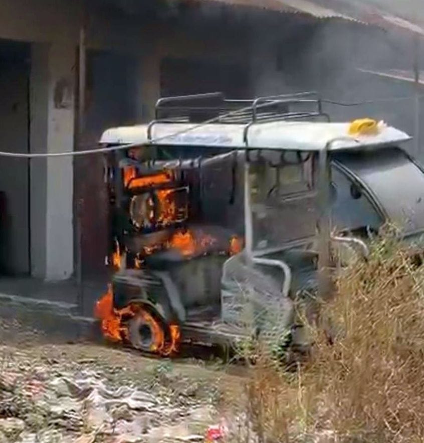 Electric wire breaks and falls, e-rickshaw burns to ashes