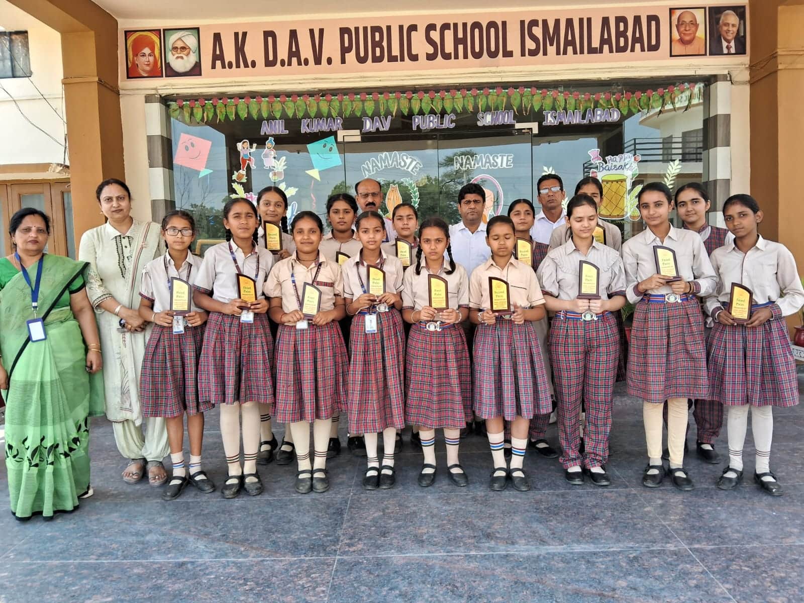 इस्माईलाबाद। विजेता खिलाड़ियों को सम्मानित करते स्टाफ सदस्य। विज्ञप्ति