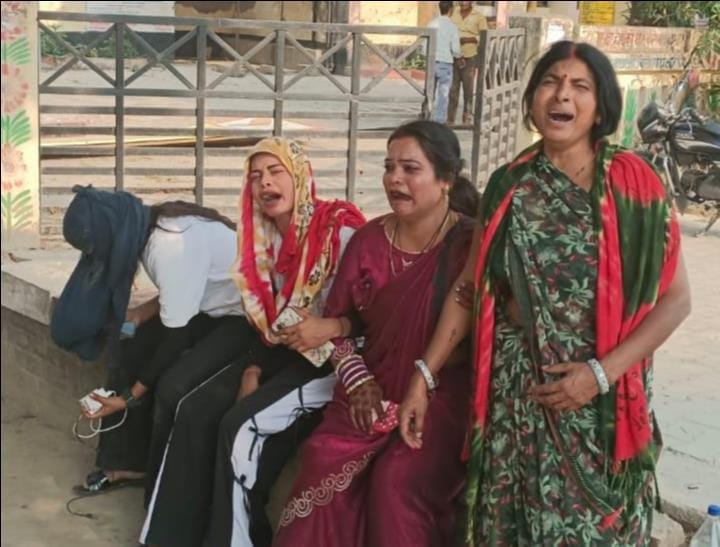 A young man who went out to distribute wedding cards was hit by a truck and died.