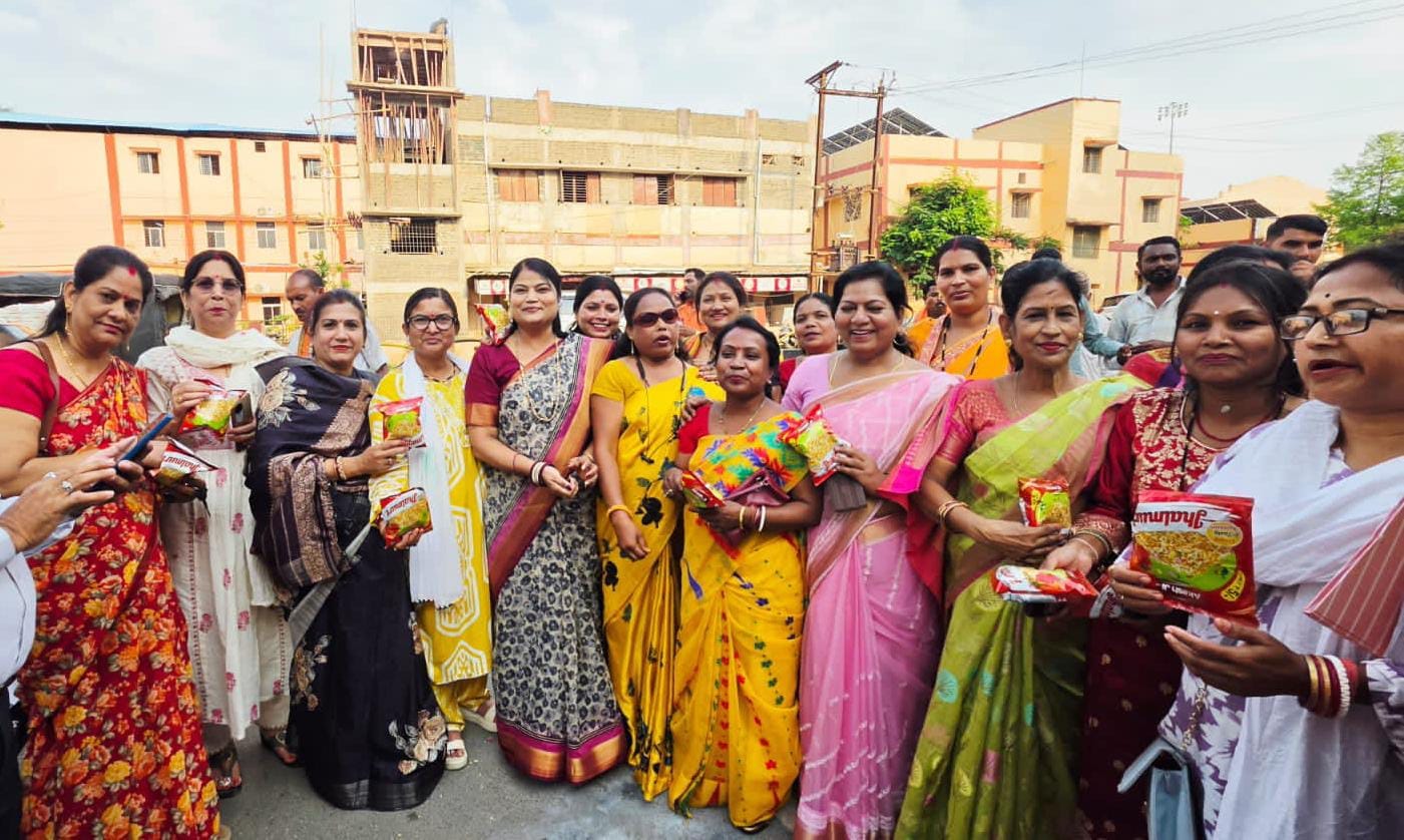 जीत पर बधाई देते कार्यकर्ता