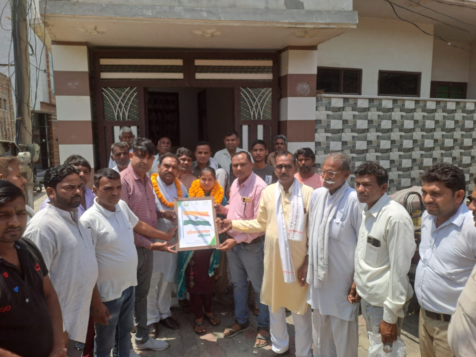 कन्या शक्ति मिशन फाउंडेशन की टीम की ओर से शालिनी को लोगो भेंट कर सम्मानित करते हुए। संस्थान