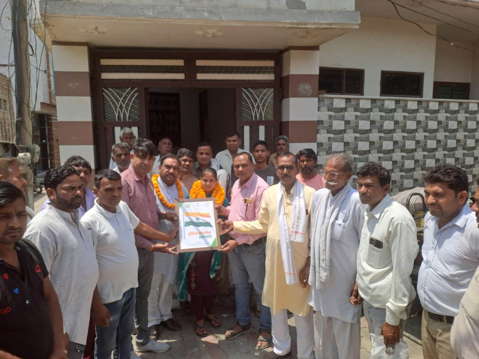 कन्या शक्ति मिशन फाउंडेशन की टीम की ओर से शालिनी को लोगो भेंट कर सम्मानित करते हुए। संस्थान