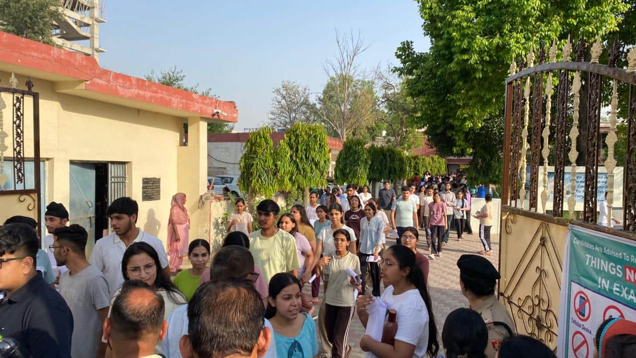 कुरुक्षेत्र। नीट की परीक्षा देकर केंद्र से बाहर आते छात्र। संवाद