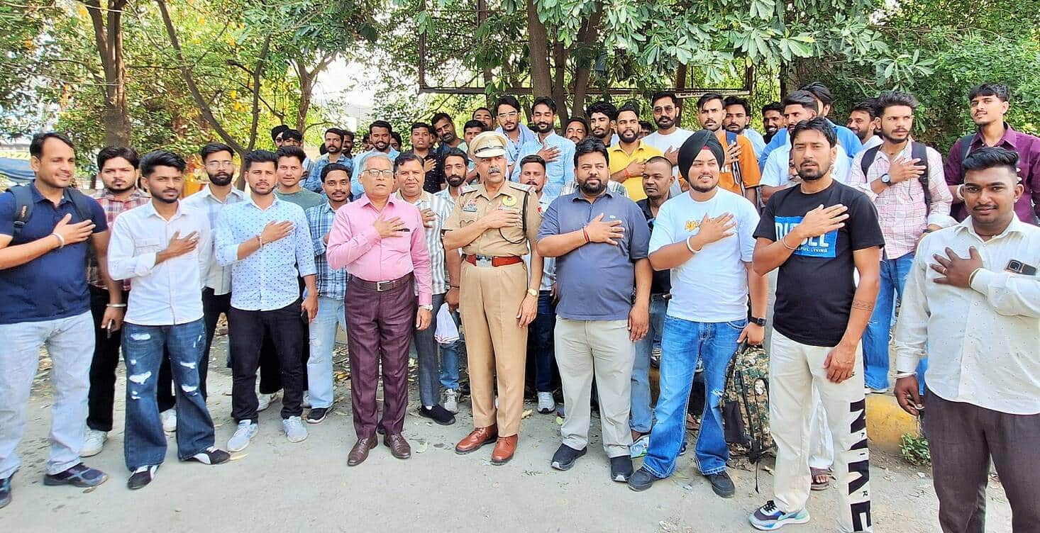 कुरुक्षेत्र। प्रशिक्षुओं में नशे के विरुद्ध शपथ दिलाते पुनर्वास प्रभारी अशोक वर्मा। विज्ञप्ति