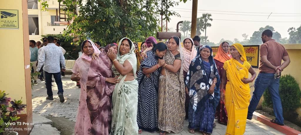 कासिमाबाद सीएचसी पर रोते बिलखते एक प्राइवेट लाइनमैन सुड्डू कुमार के परिजन को संभालती महिलाएं। स