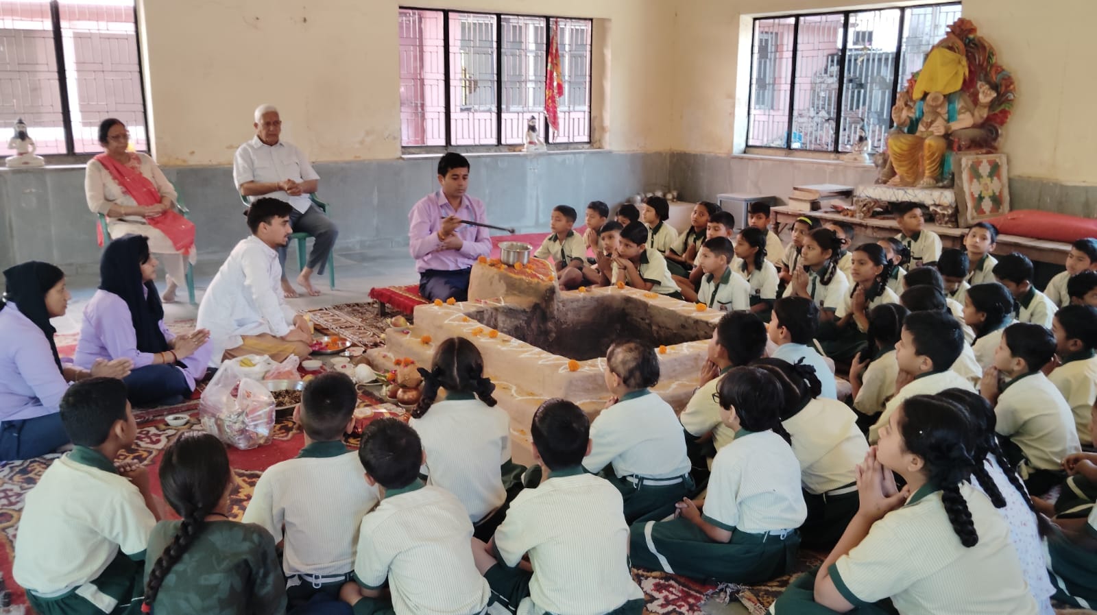 कोटद्वार में एमकेवीएन सीनियर सेकेंड्री स्कूल के स्थापना दिवस पर हुए गायत्री यज्ञ में शामिल विद्