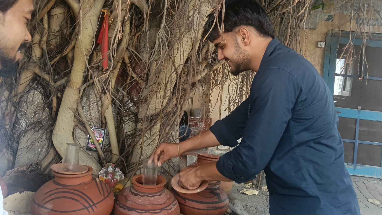 कैथल के पिहोवा चौक पर की गई पानी की व्यवस्था में मटकों से पानी लेता व्यक्ति। संवाद