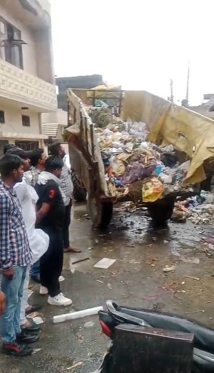 As the strike intensified, waste collection ground to a halt, and piles of garbage began accumulating on the streets
