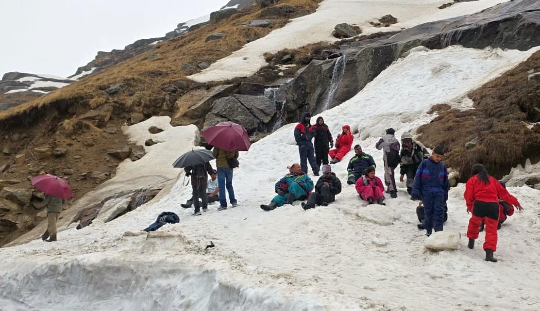 Tourists rejoice amidst falling snowflakes