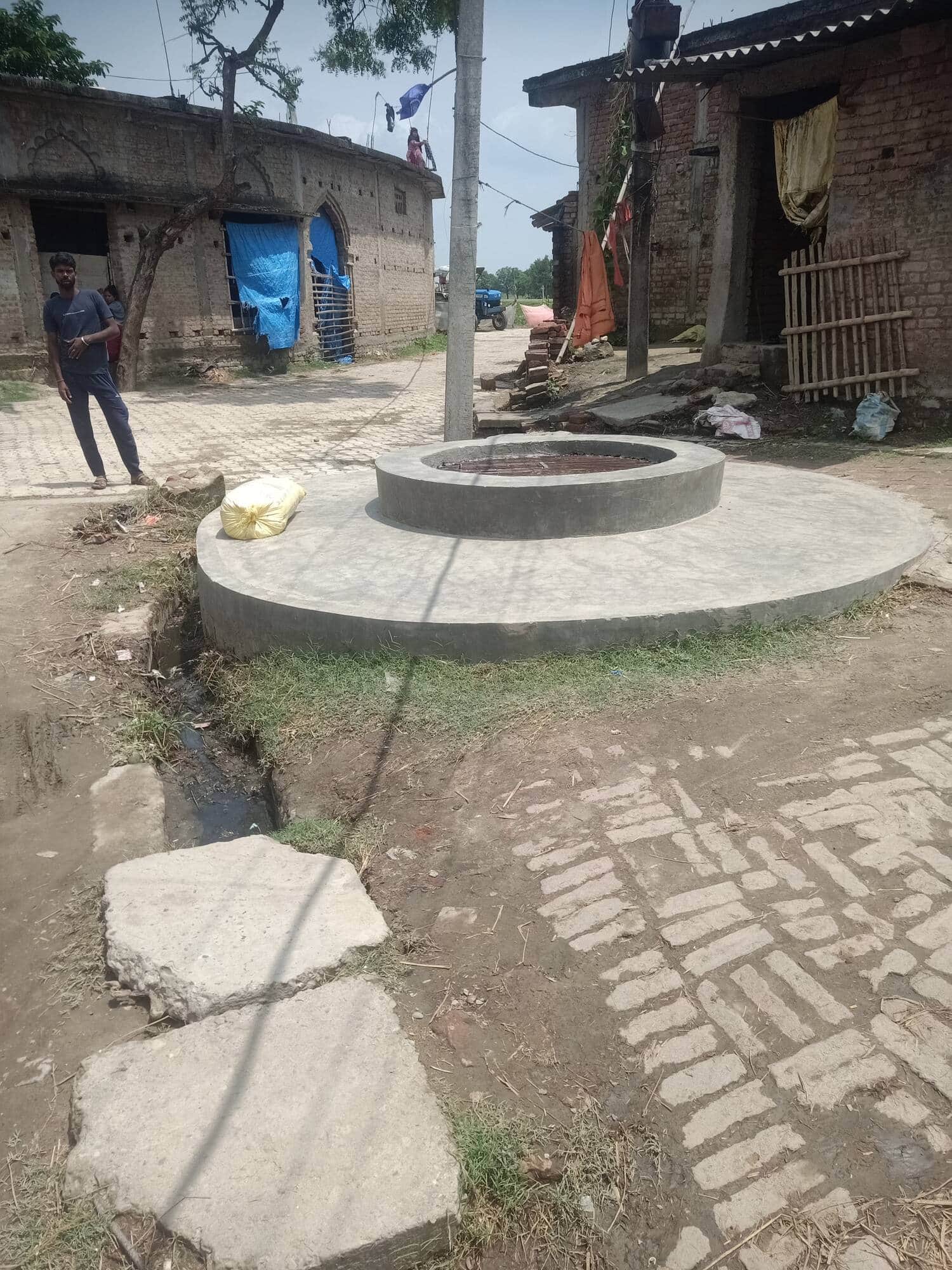 लक्ष्मीपुर खुर्द में जिम्मेदारों ने कुएं पर लगवाया ढक्कन।