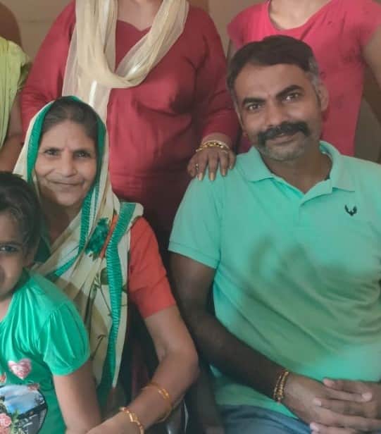 मां कृष्णा देवी के साथ उमा शंकर,  रंगकर्मी एवं फिल्म अभिनेता । स्वयं