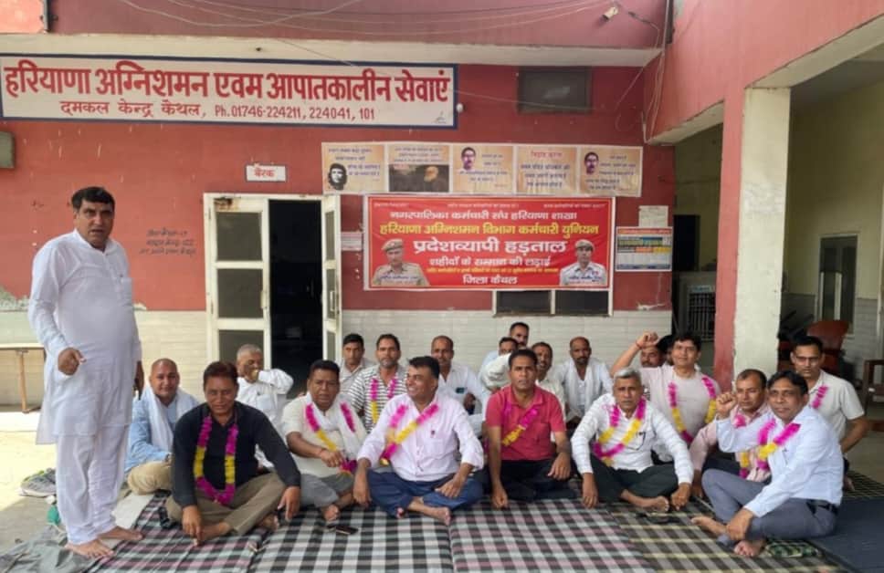 मांगों को लेकर धरने पर बैठे कर्मचारी। स्वयं