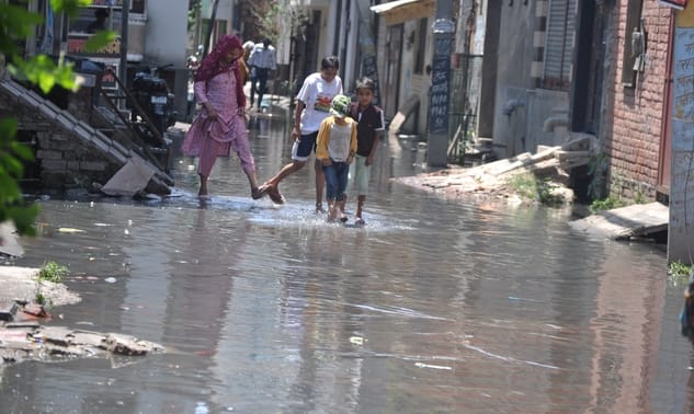 Water filled houses, shops and CHC, thousands of people were troubled.