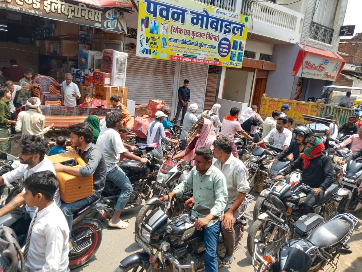 Encroachment in Menhdawal has led to incurable traffic jam, causing inconvenience to pedestrians.