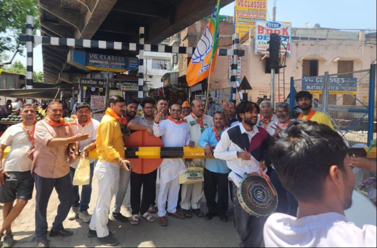 BJP workers distributed laddoos and organized a victory procession.