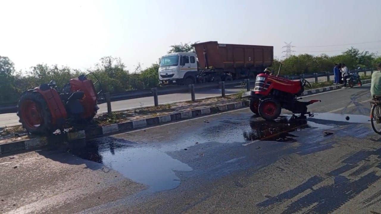 माती क्षेत्र में कार से टक्कर के बाद दो खंडों में बंटा ट्रैक्टर। स्रोत-सोशल मीडिया