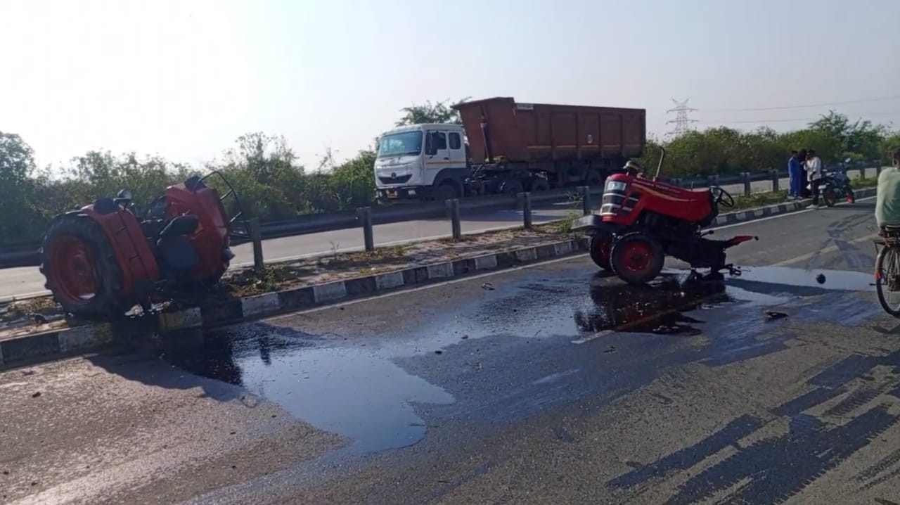 माती क्षेत्र में कार से टक्कर के बाद दो खंडों में बंटा ट्रैक्टर। स्रोत-सोशल मीडिया