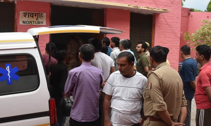 मृतक छात्र अंशुमन के शव को पोस्टमार्टम के लिए लेजाते परिजन