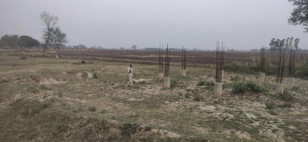 नौतनवा ब्लाक के बरवां खुर्द में जल जीवन मिशन के तहत 4 साल से अधूरा निर्माणाधीन पानी टंकी।
