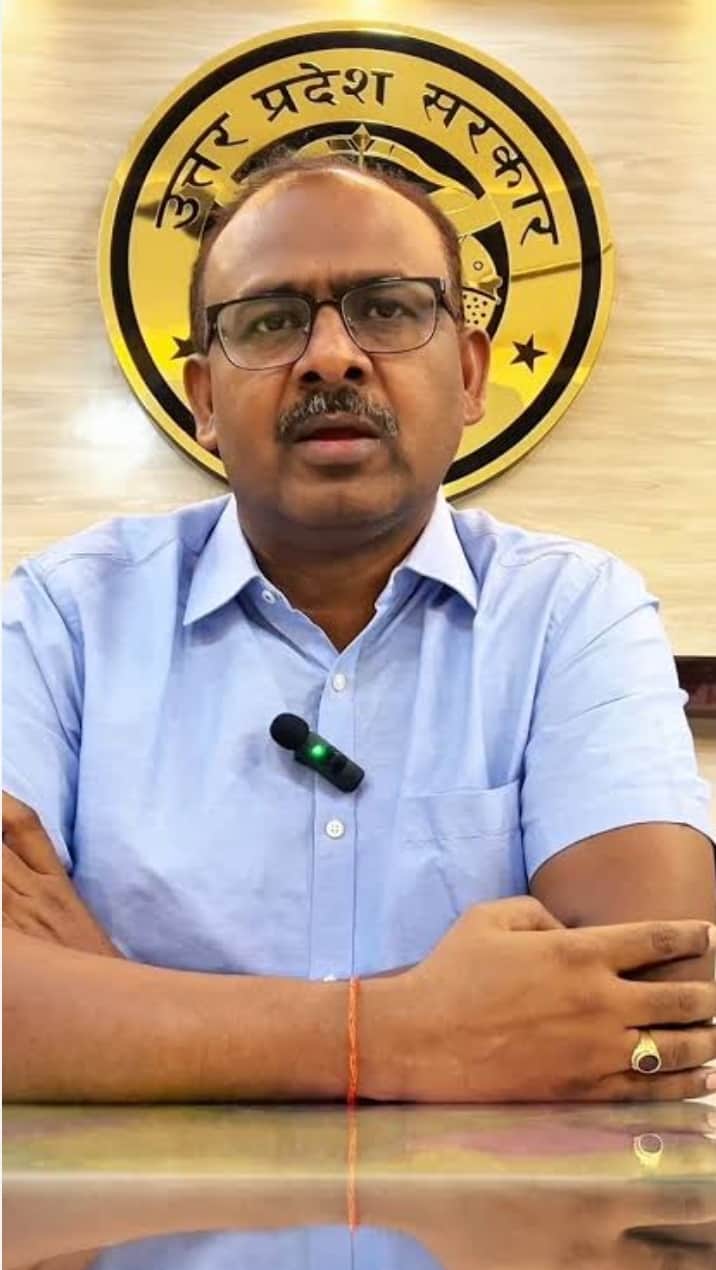 नवागत डीएम संतोष कुमार शर्मा
