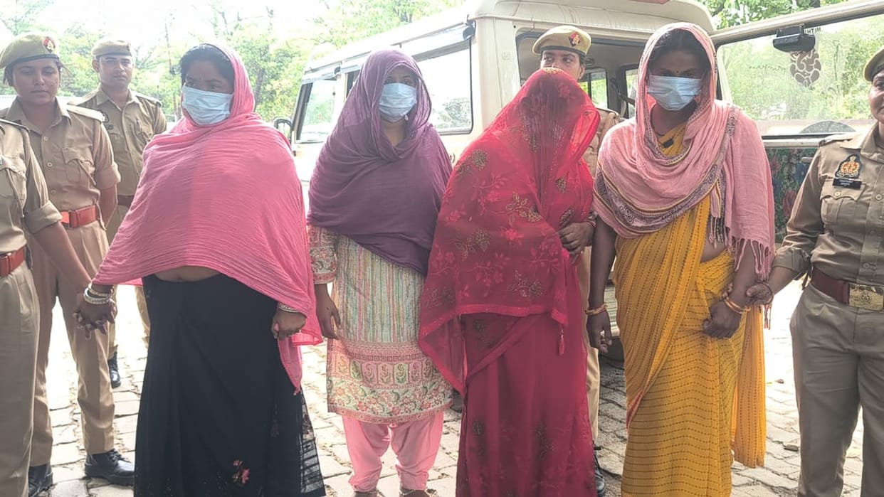 Gang involved in cheating on the pretext of marriage busted, four women arrested