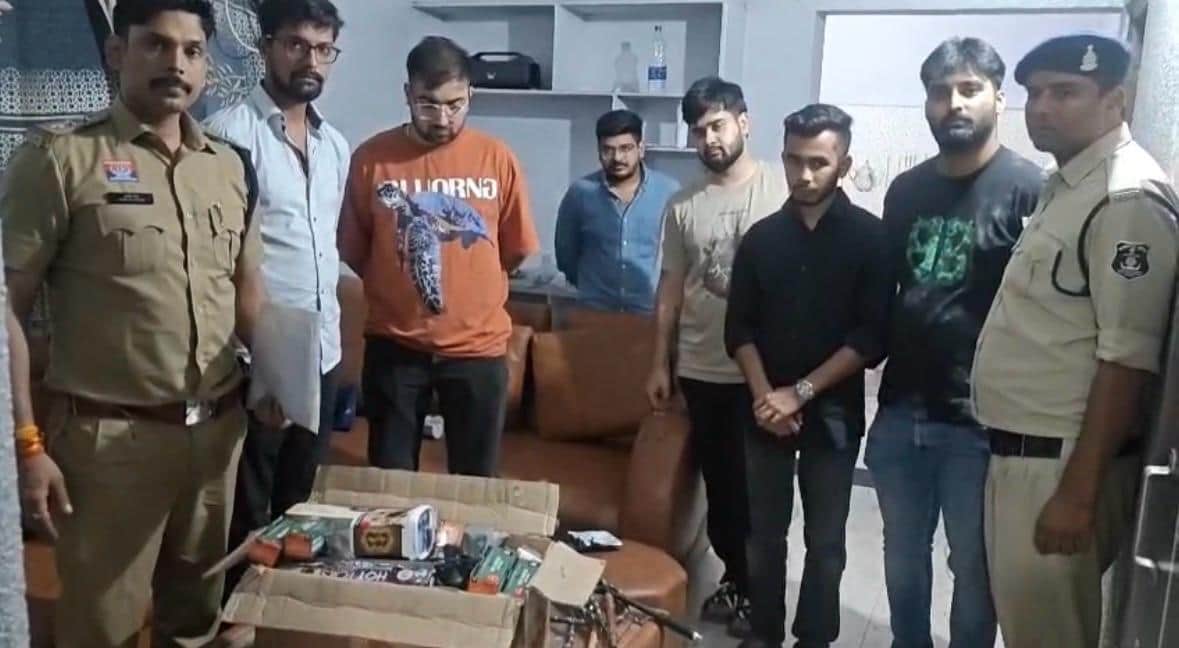 पुलिस ने हुक्का पीते 6 आरोपी गिरफ्तार।