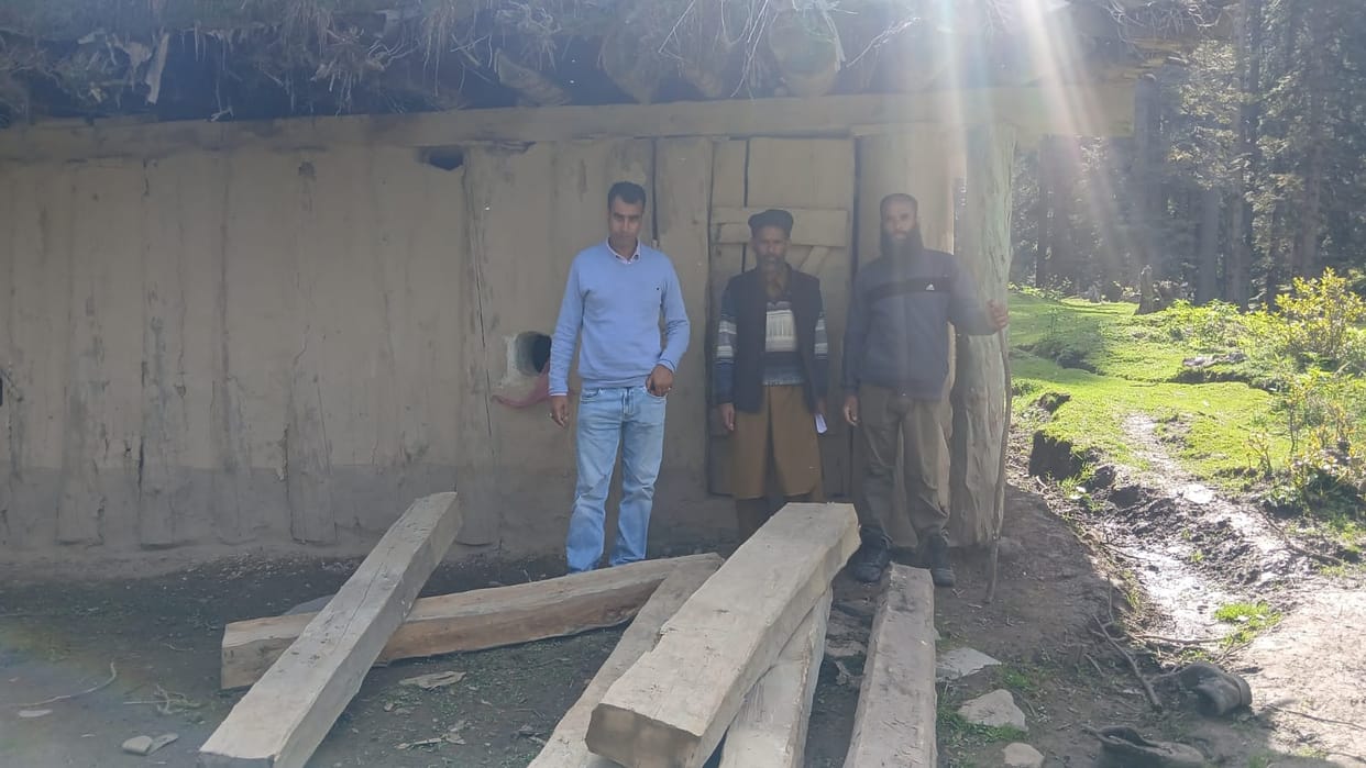 Srinagar, Forest Wood, Seized, Accused Absconding