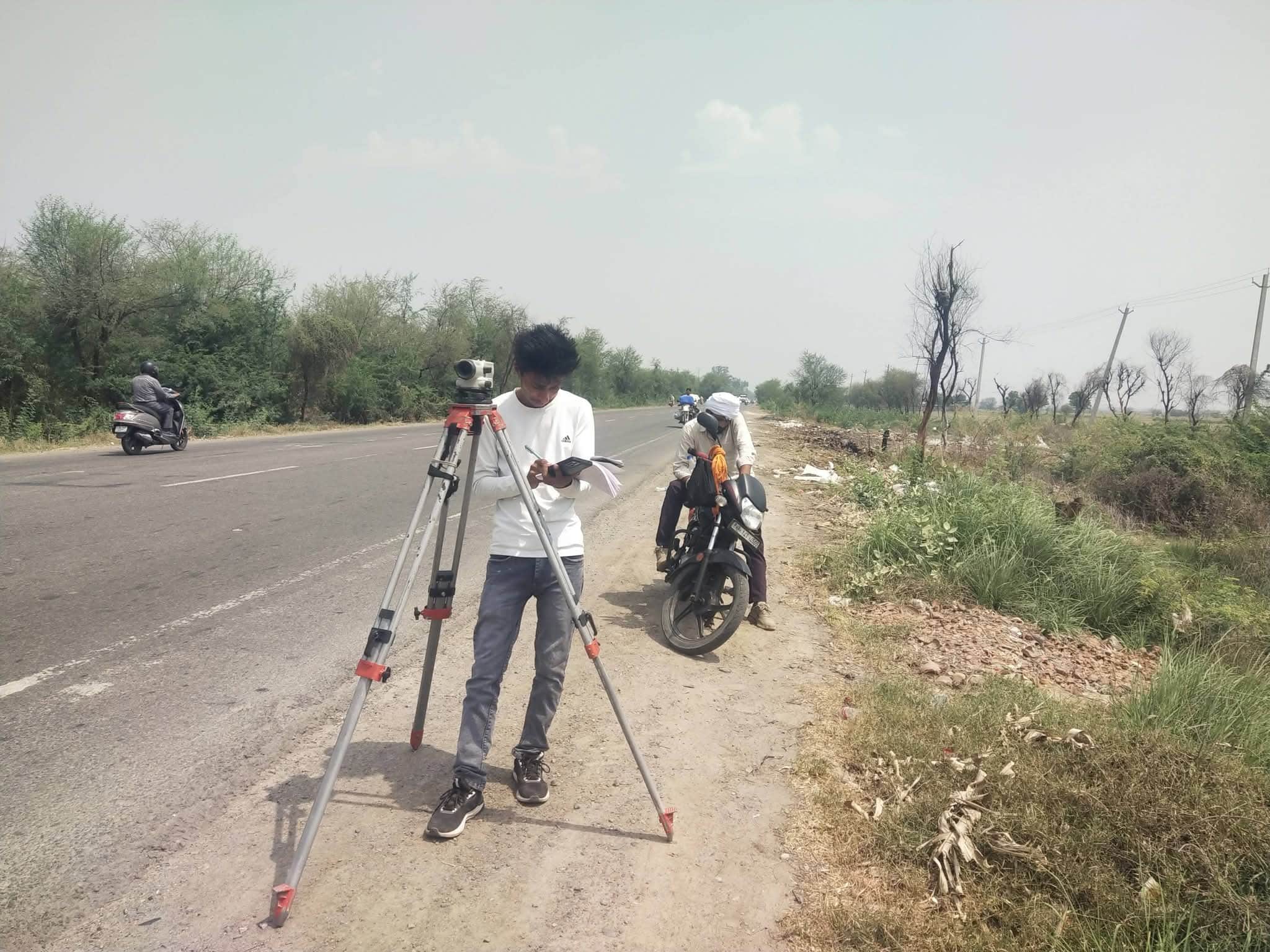 पैमाइश करते कर्मचारी।