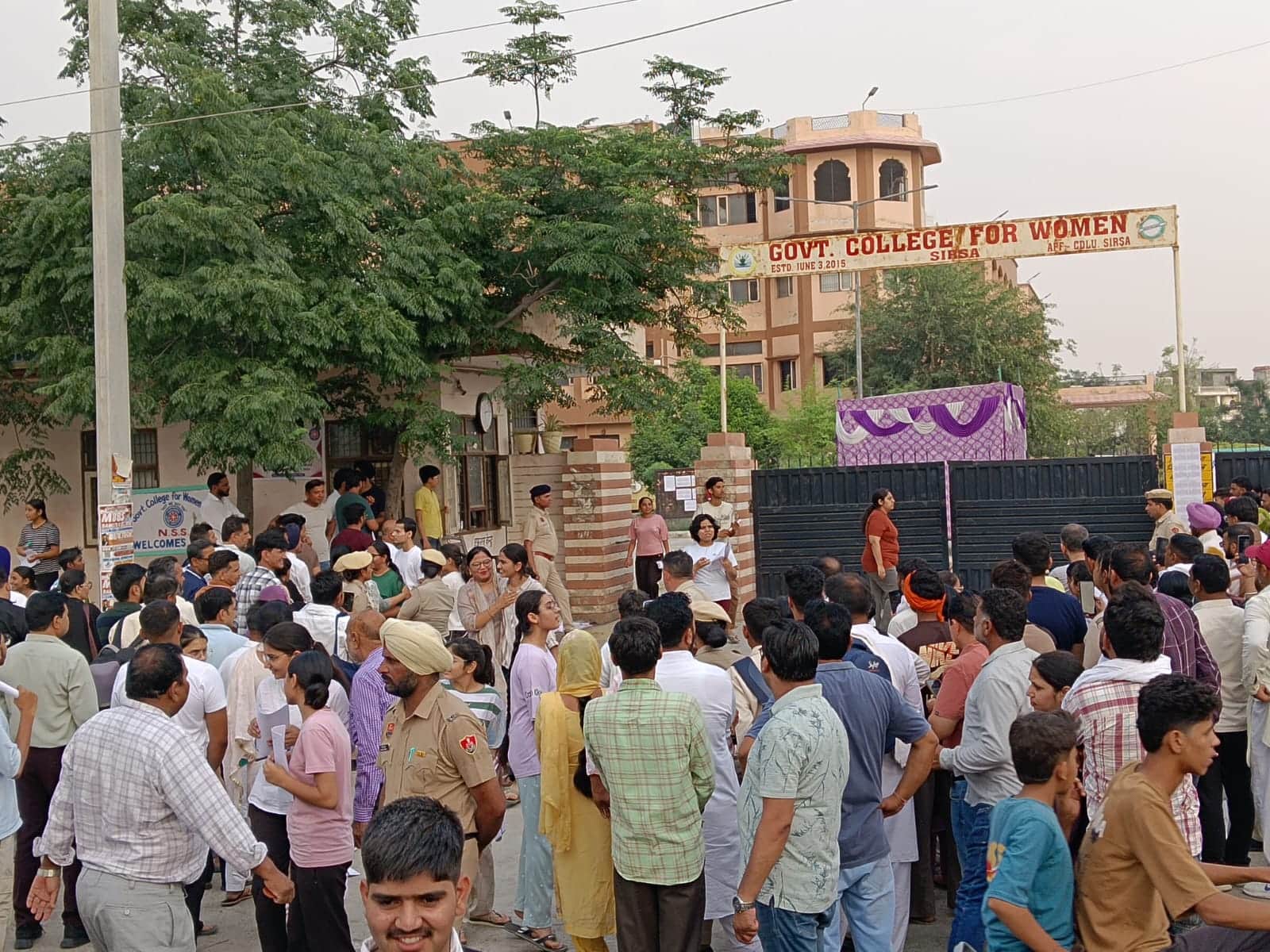 परीक्षा खत्म होने के बाद सेंटर के बाहर अभिभावकों की भीड़। संवाद