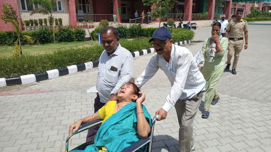 पोस्टमार्टम हाउस के बाहर विलाप करती मृतका शालिनी की मां। संवाद