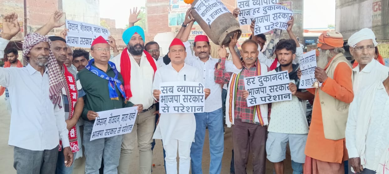The Samajwadi Party protested against the price hike by garlanding commercial cylinders and performing aarti.