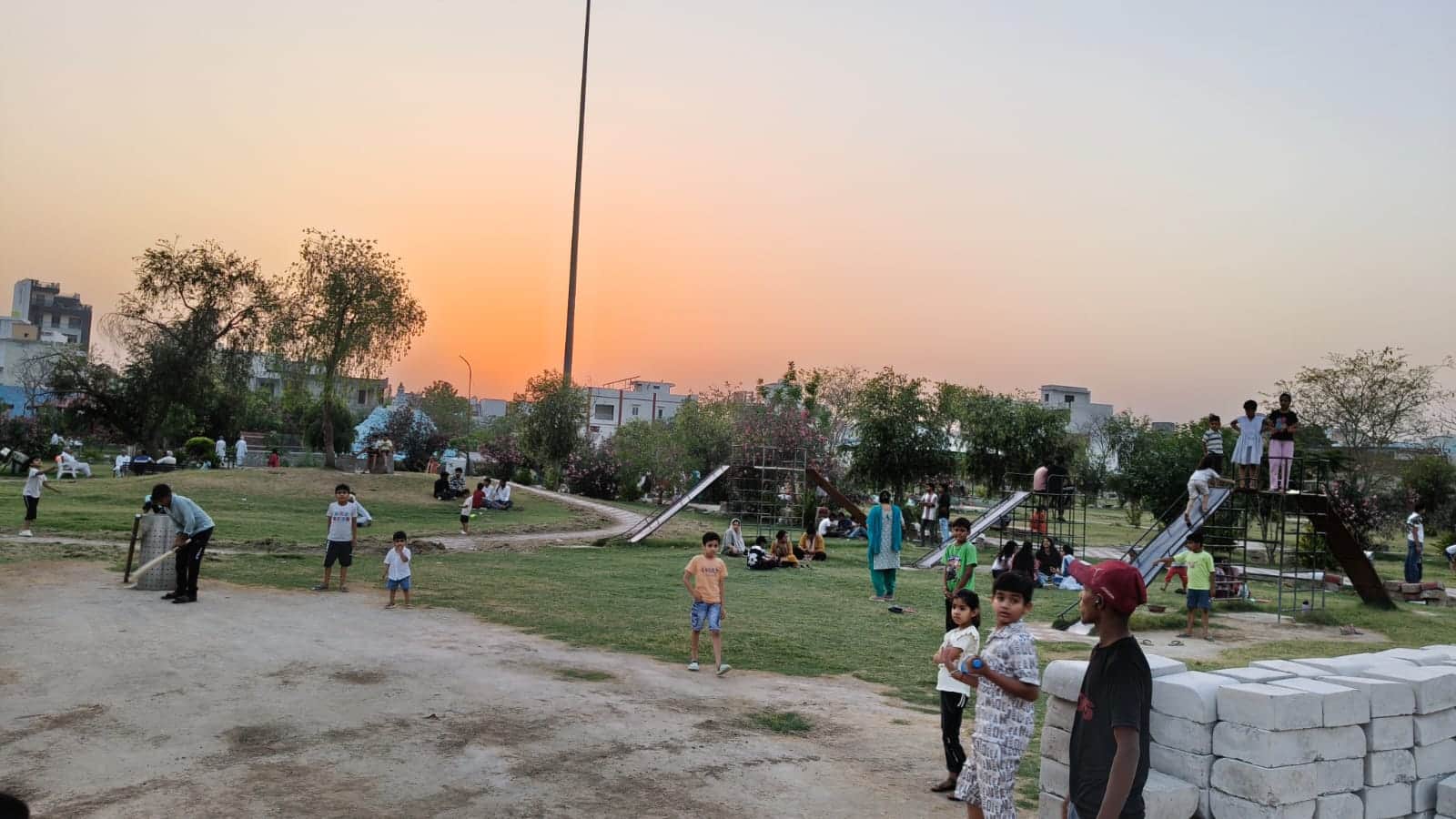 रोज गार्डन में खेलते हुए बच्चे। 