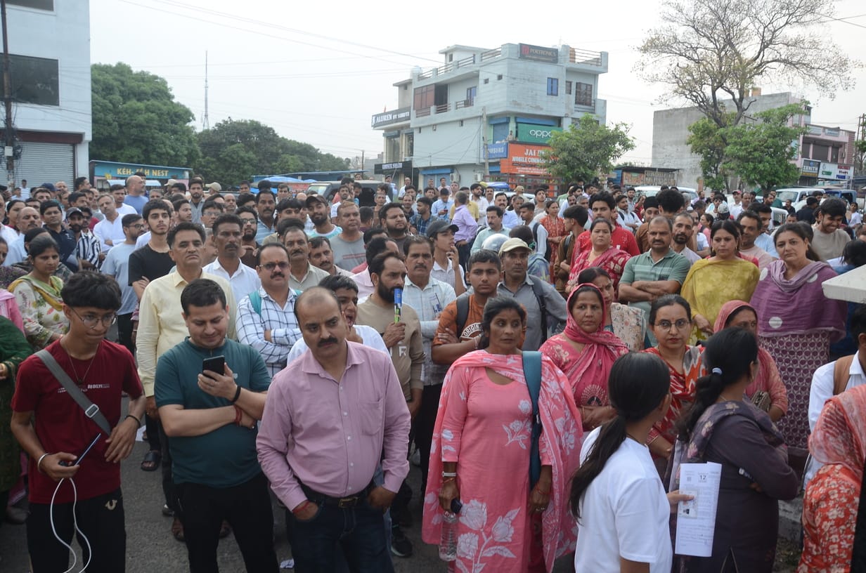 राजकीय डिग्री कॉलेज स्थित परीक्षा केंद्र के बाहर प्रतीक्षा करते अभिभावक। संवाद