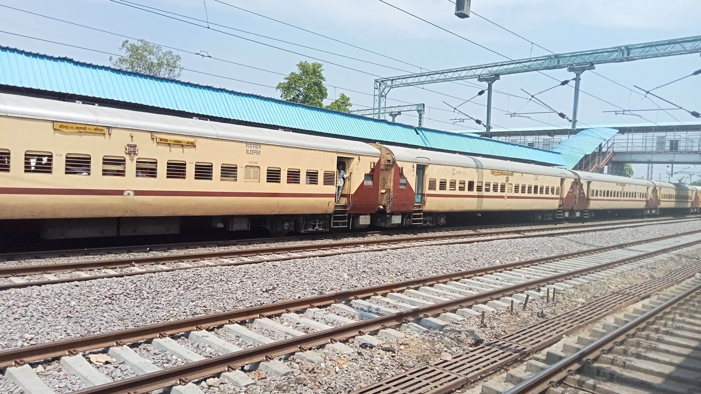 रायबरेली में प्लेटफार्म दो पर खड़ी स्पेशल ट्रेन।