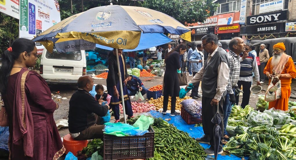 Rain and strong winds hit the farmers' vegetable market.