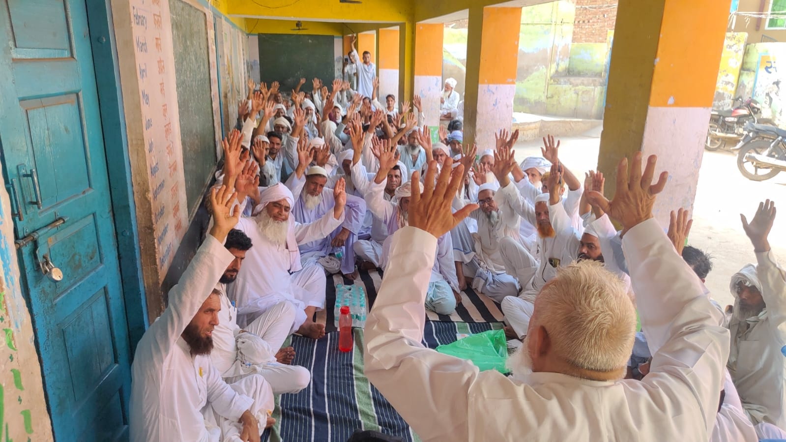 सामाजिक बुराइयों के खिलाफ एकजुट होने की अपील करते हुए।
