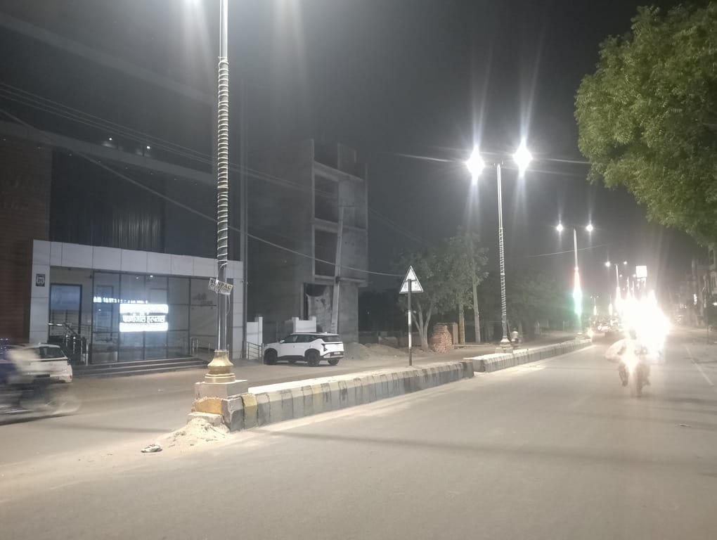 30 percent of the tricolor lights on Sanauli Road were damaged.