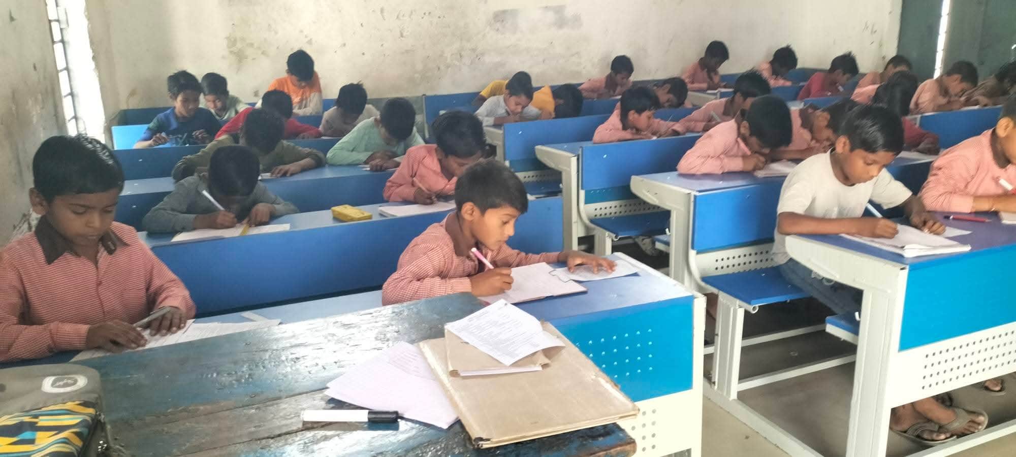 सौरई बुजुर्ग कंपोजिट विद्यालय में स्मार्ट  क्लास में पढ़ते बच्चे। संवाद