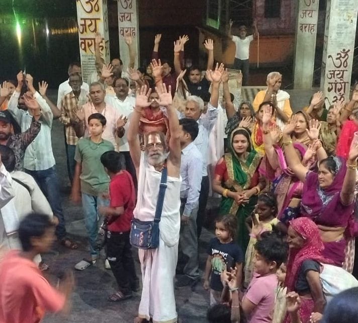 Chanting of Mother Ganga and Lord Varaha in the evening procession