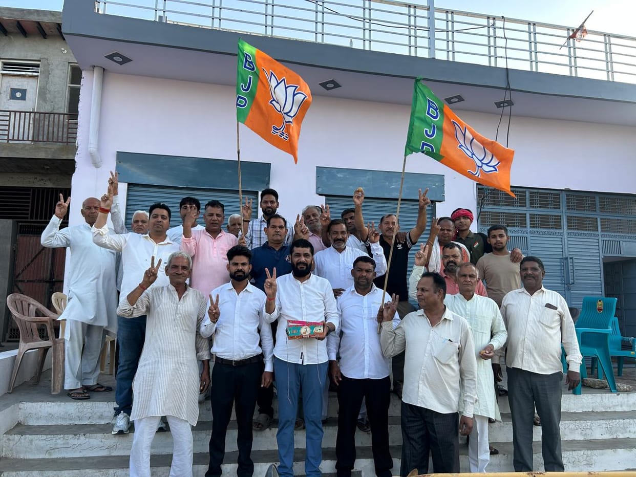 Celebrations were held at various places on the victory of BJP, laddus were distributed.
