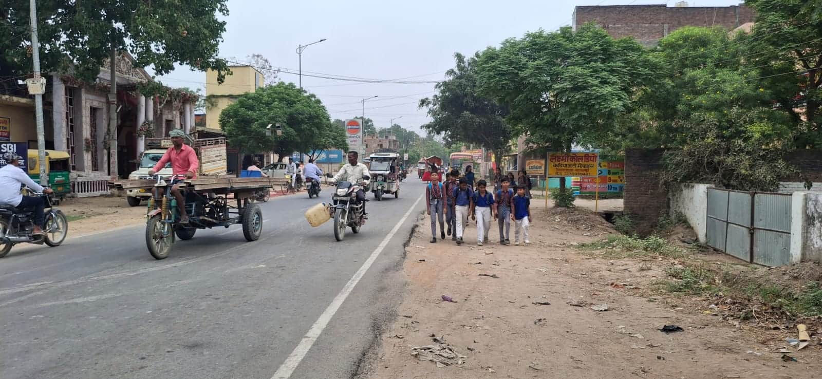 सिसवा के मुख्य मार्ग पर आधा दर्जन विद्यालय स्थित हैं पर सड़क सुरक्षा का कोई संकेतक नही। 