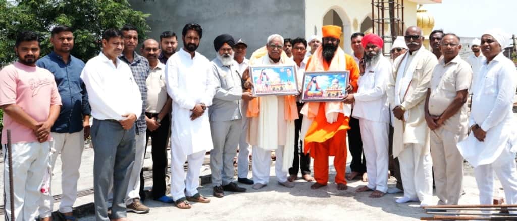संत निर्मलदास का स्वागत करते आयोजक। आयोजक
