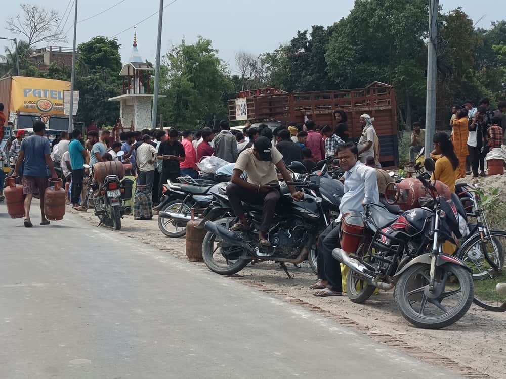 सेवरही में गैस के लिए लगी भीड़।संवाद