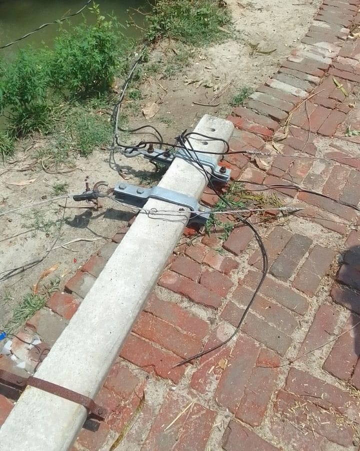 शाहपुर डेहवा में टूटा पड़ा बिजली पोल। संवाद