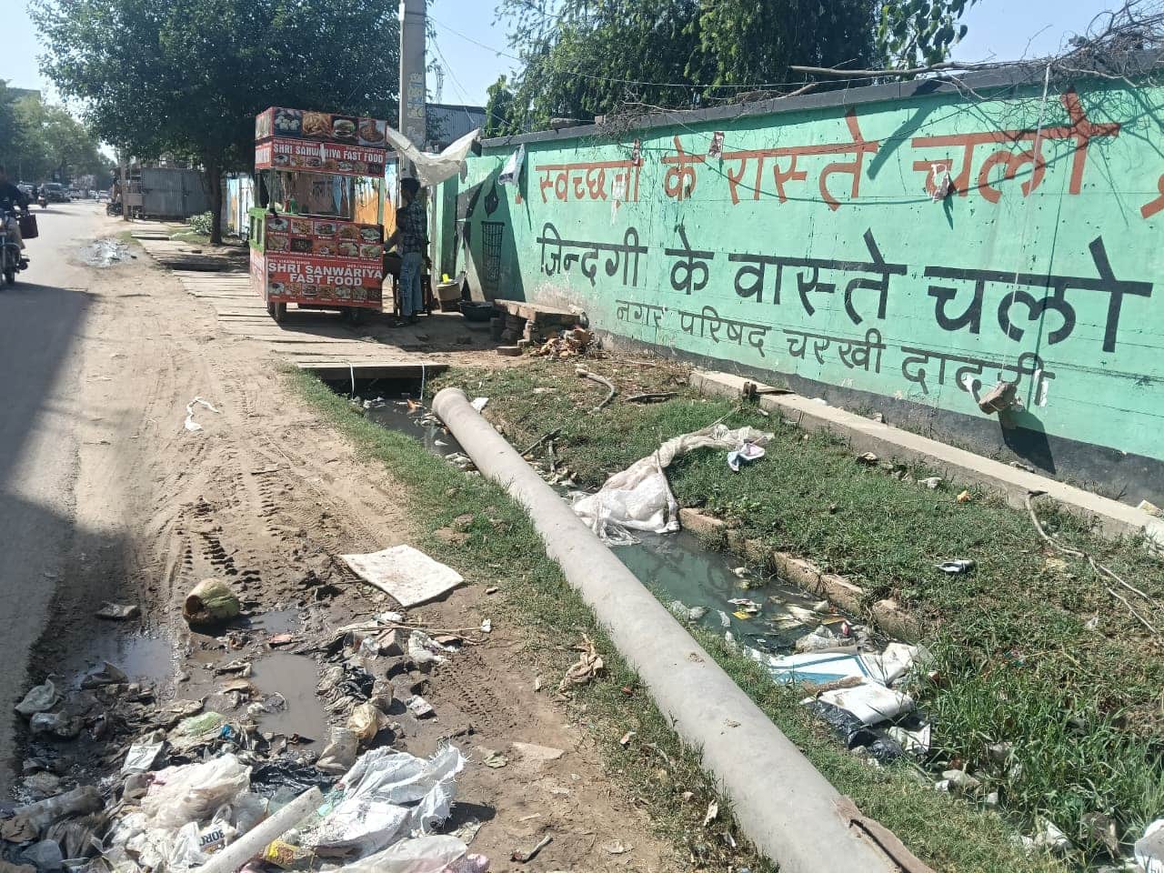 शहर के घिकाड़ा रोड पर बने नाले में जमा गंदगी। 
