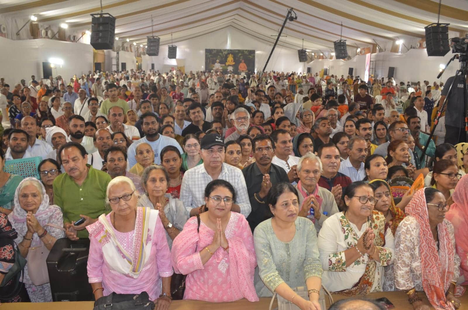 श्री शुकदेव आश्रय में आयोजित राम कथा में उमड़े श्रद्धालु। संवाद