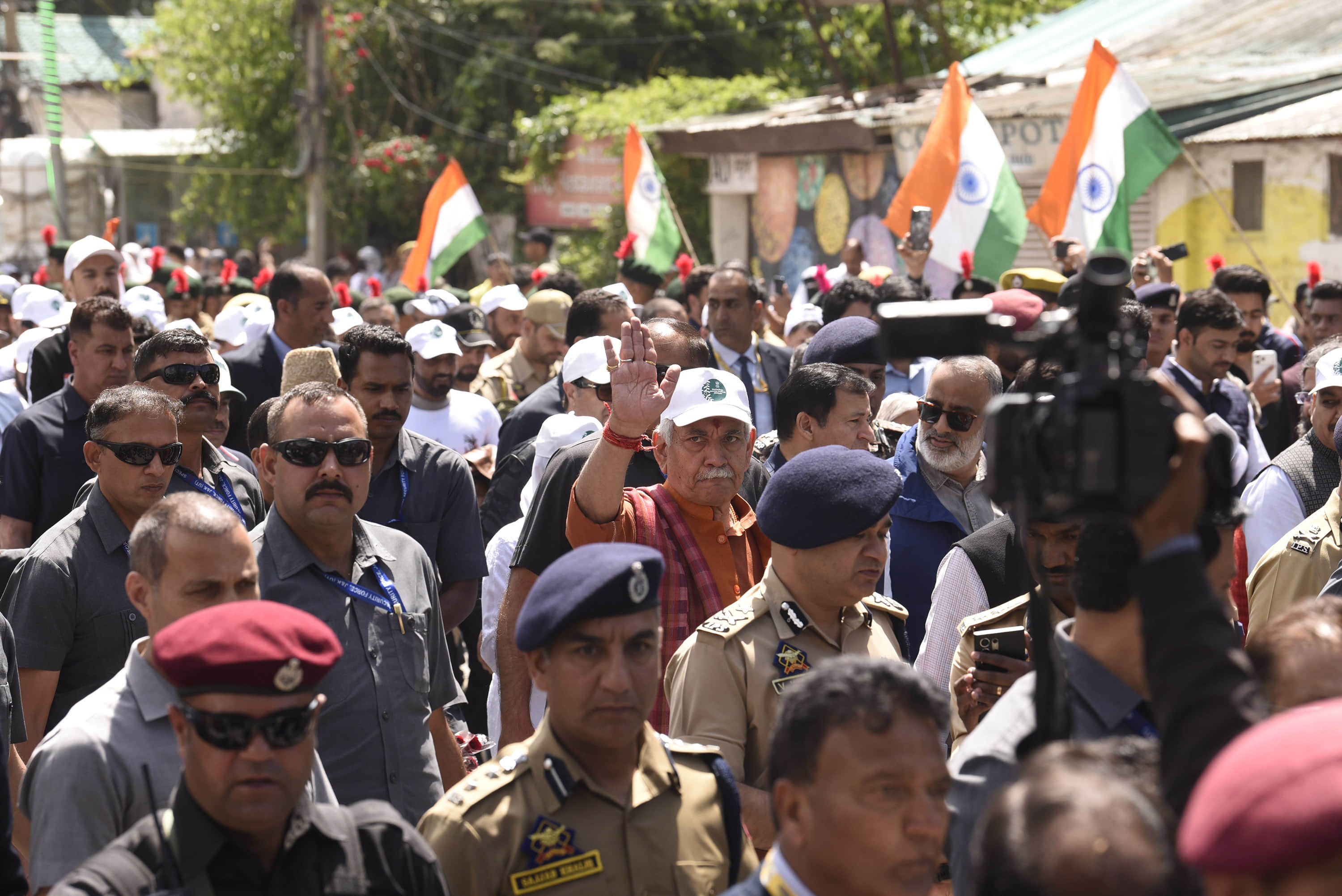 श्रीनगर में पदयात्रा में शामिल हुए उपराज्यपाल और अन्य लोग। संवाद