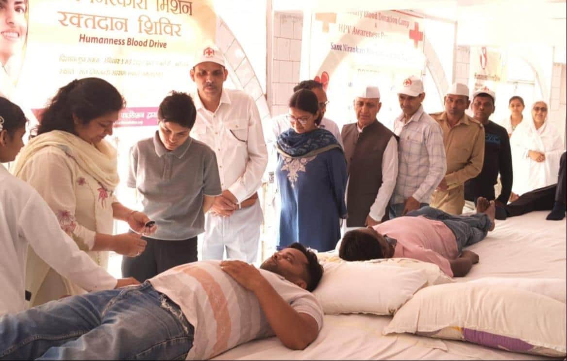 शिविर में रक्तदाताओं का हौसला बढ़ातीं डीसी प्रीति। प्रवक्ता