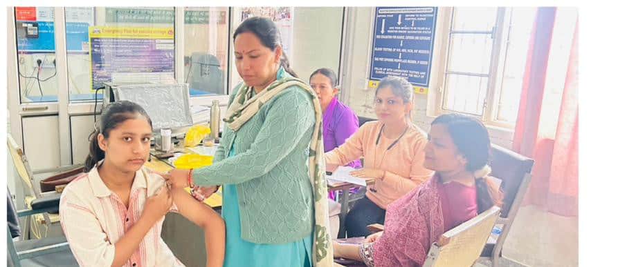 टौणी देवी अस्पताल में किशोरी का एचपीवी टीकाकरण करते स्वास्थ्य कर्मी। स्रोत : स्वास्थ्य विभाग